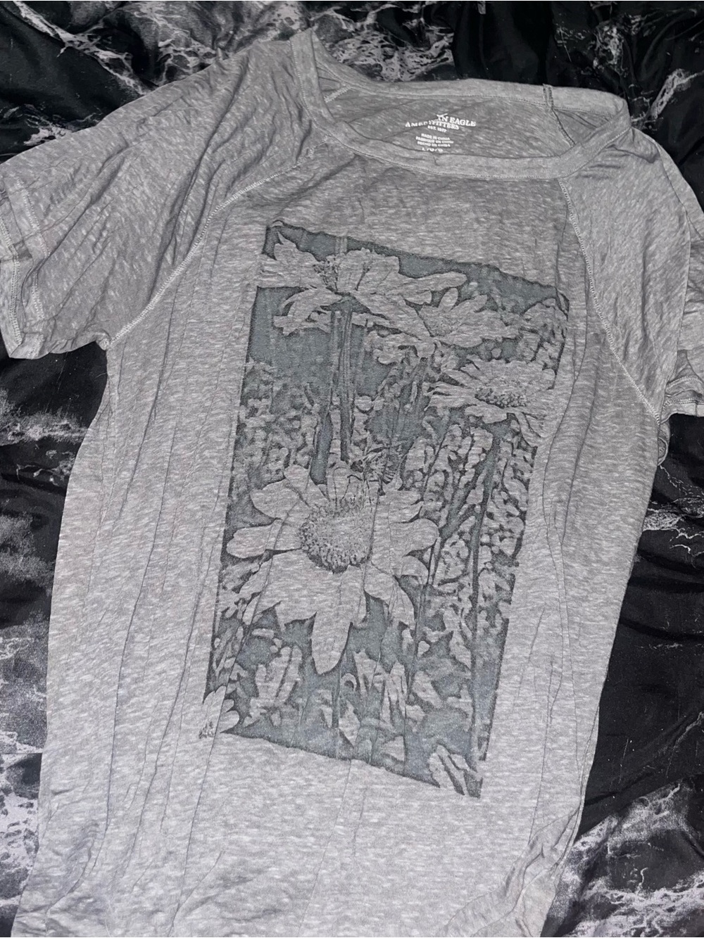 American Eagle Outfitters acid wash Gray Graphic daisy Short-Sleeve Tee size L